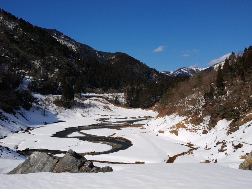 真冬。水を抜いた石田川ダム